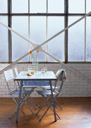 まるで童話の世、ハンドメイド家具でお部屋を演出